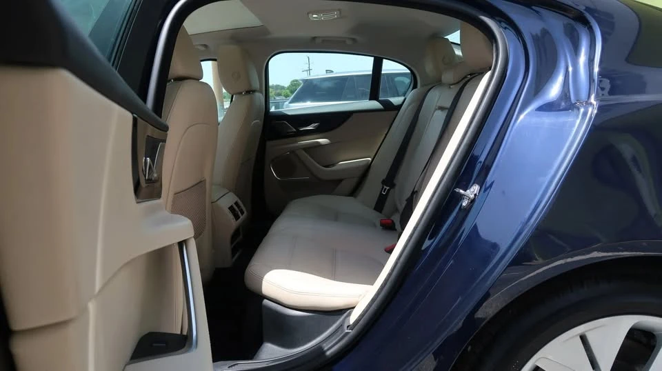 2020 Jaguar XE - Image 18 of 20