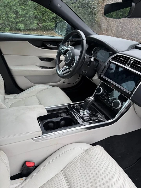 2020 Jaguar XE - Image 11 of 15