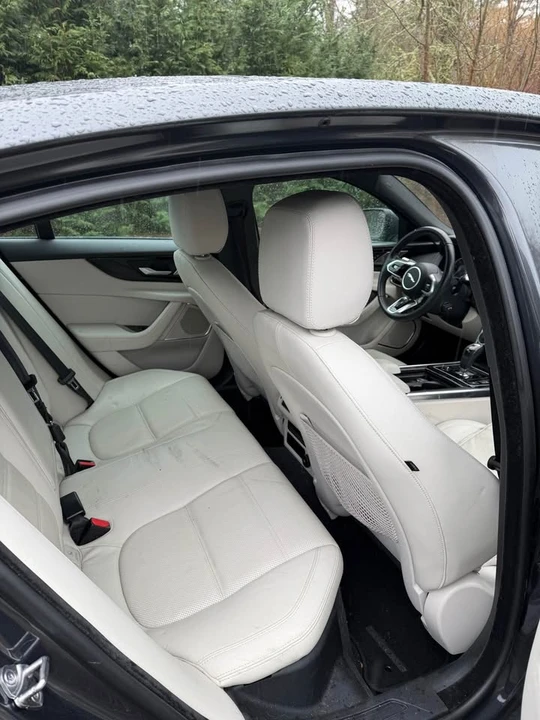 2020 Jaguar XE - Image 9 of 15