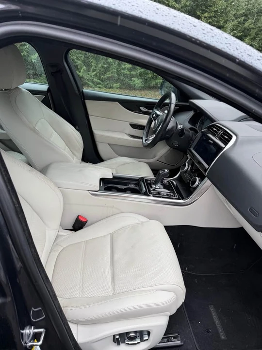 2020 Jaguar XE - Image 7 of 15