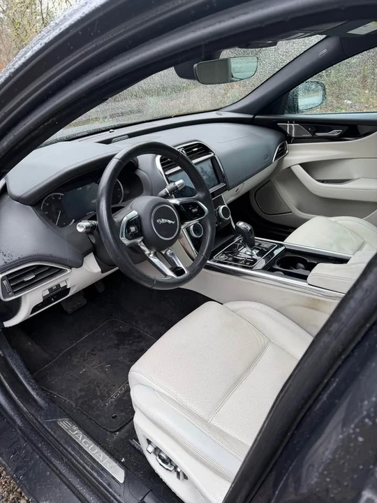 2020 Jaguar XE - Image 8 of 15