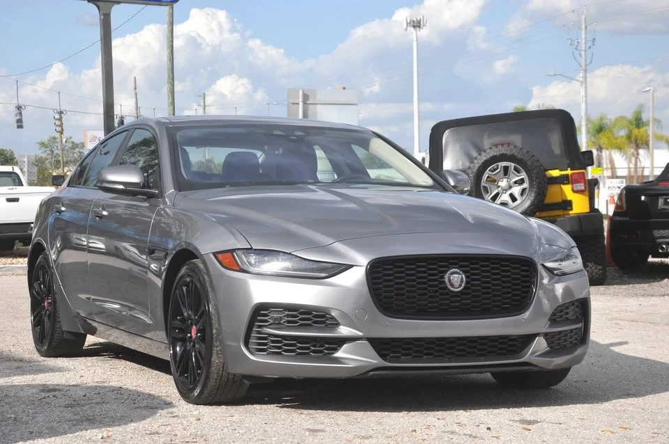 2020 Jaguar XE - Image 8 of 20