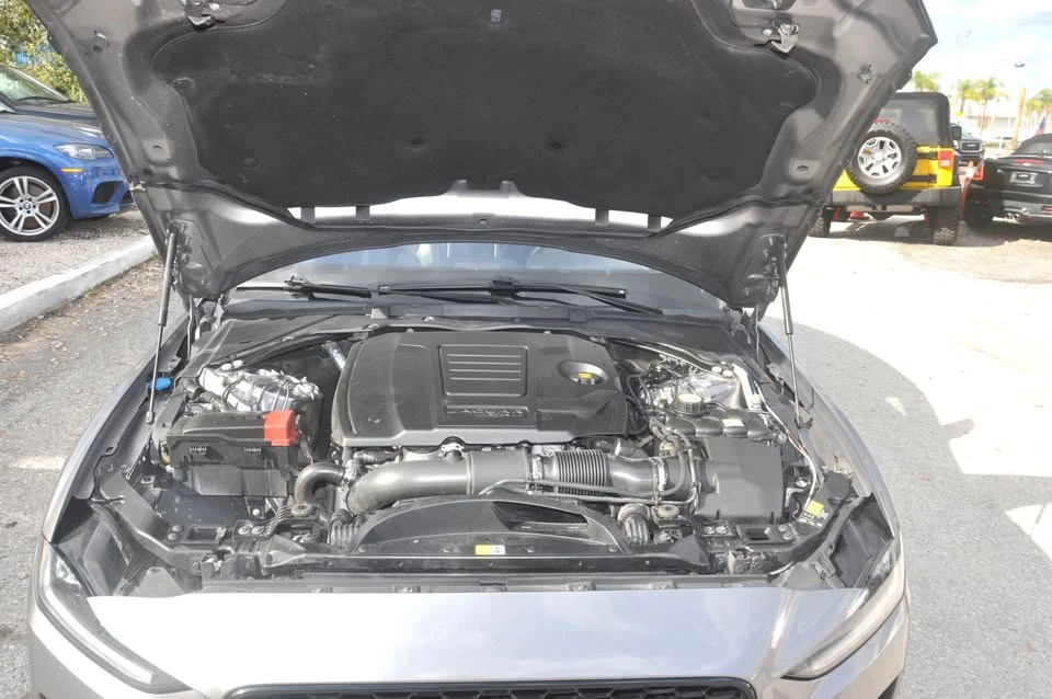 2020 Jaguar XE - Image 19 of 20