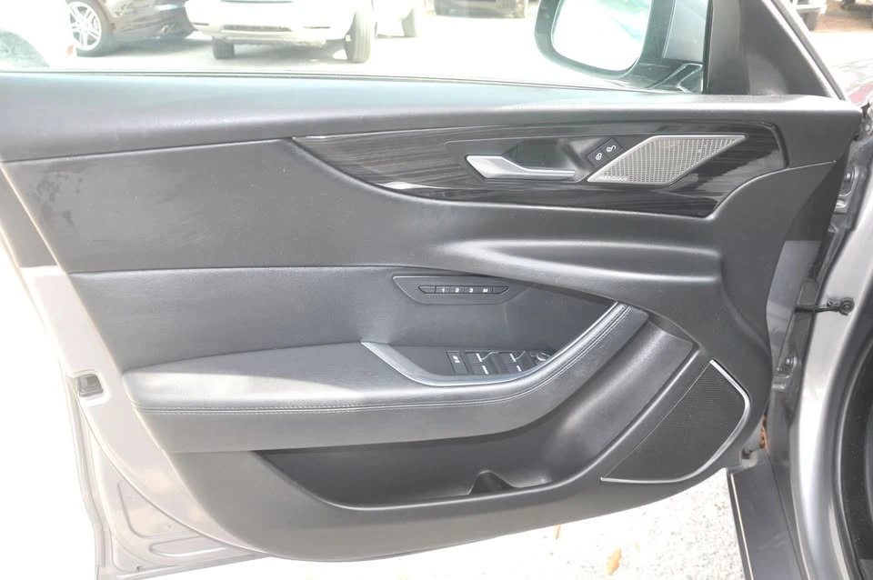 2020 Jaguar XE - Image 17 of 20
