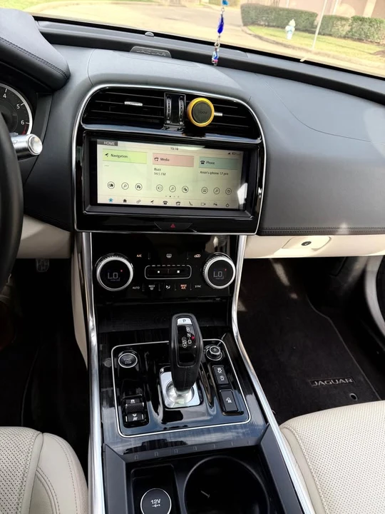 2020 Jaguar XE - Image 11 of 18