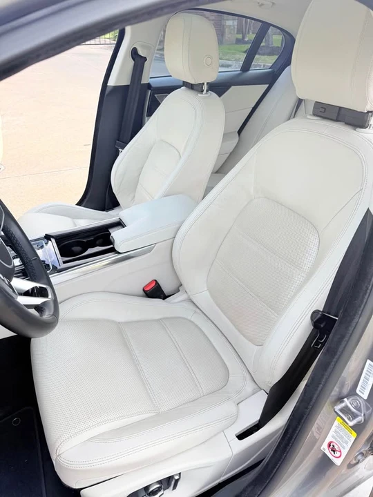 2020 Jaguar XE - Image 17 of 18