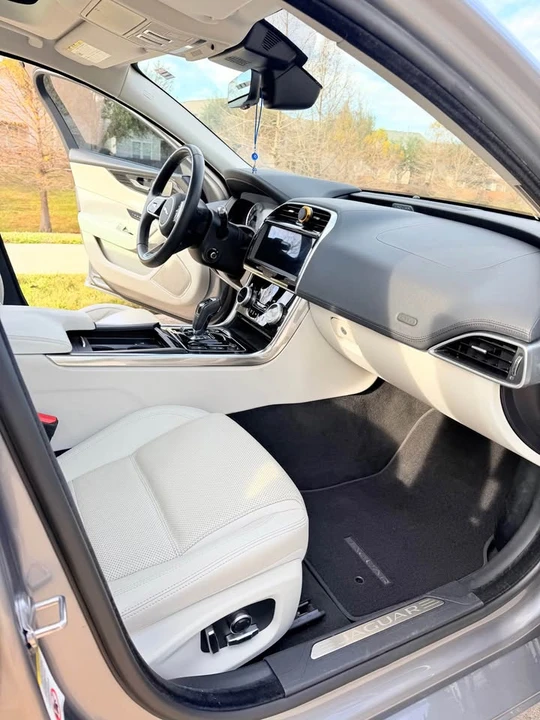 2020 Jaguar XE - Image 10 of 18