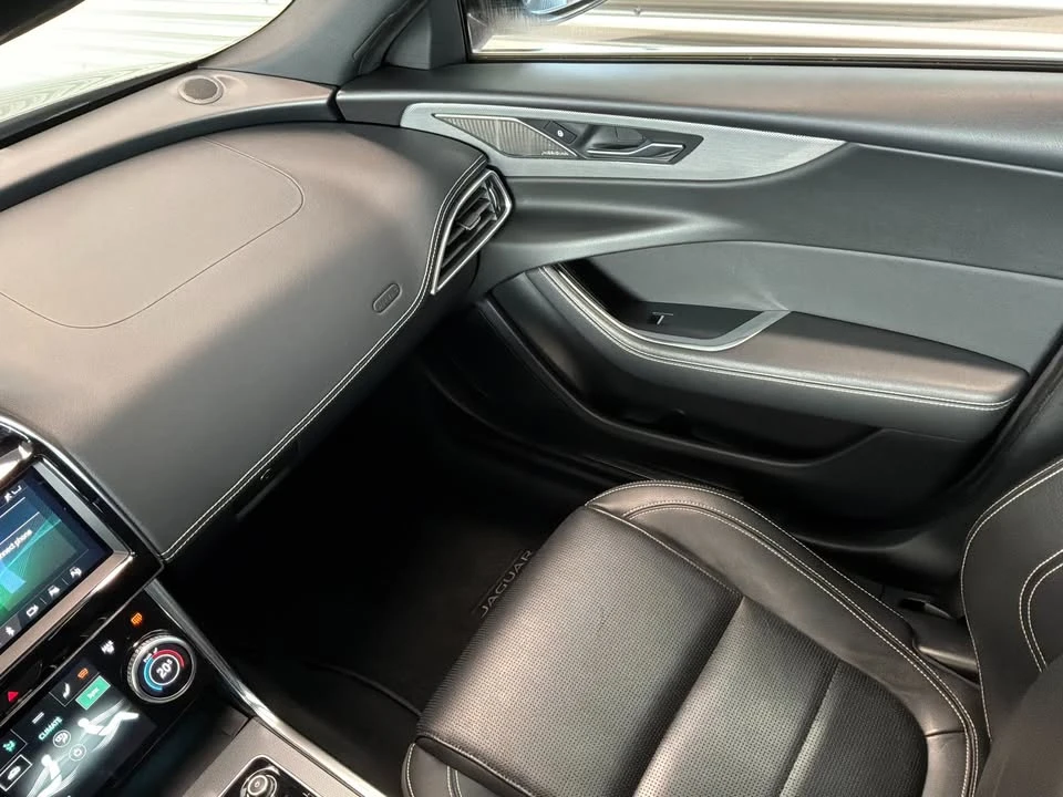 2020 Jaguar XE - Image 17 of 18