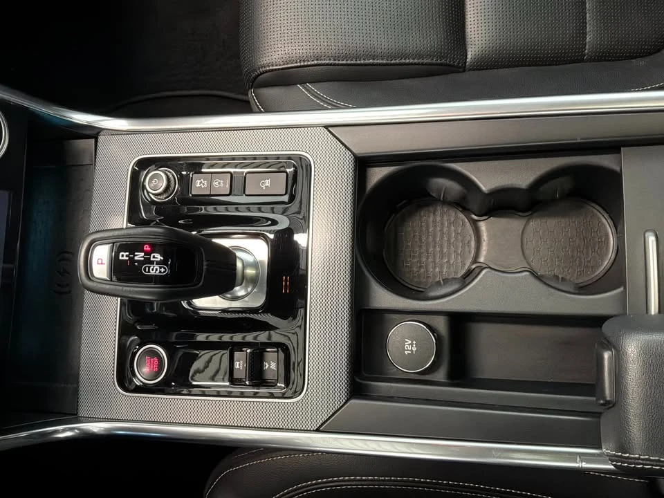 2020 Jaguar XE - Image 14 of 18