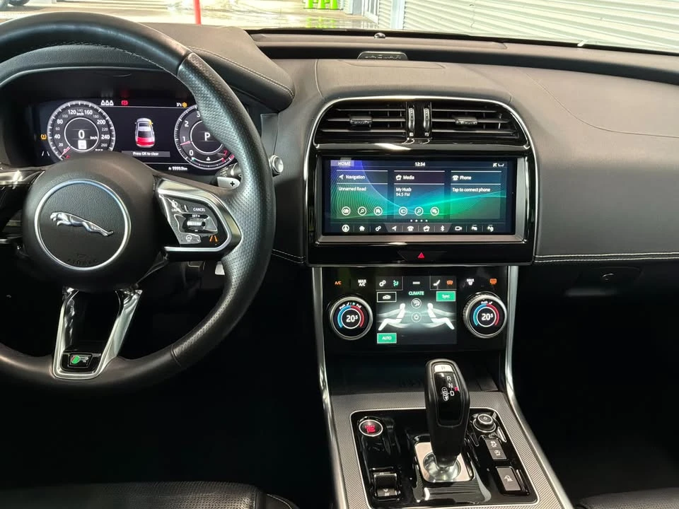 2020 Jaguar XE - Image 15 of 18