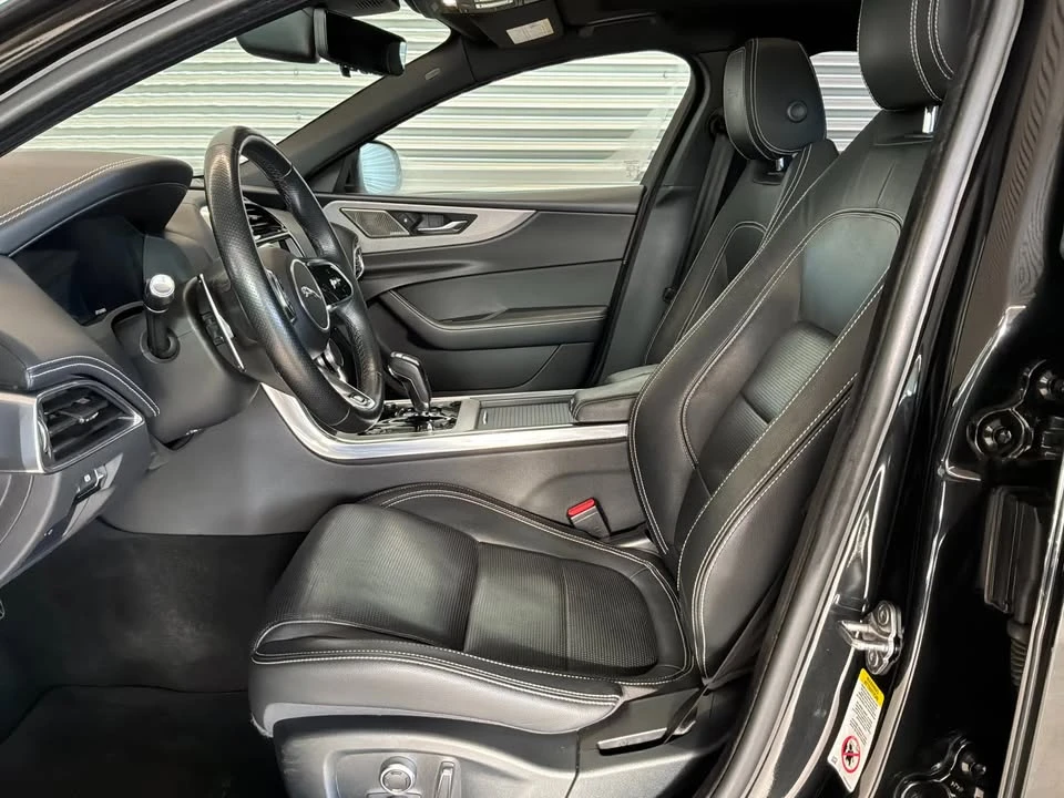 2020 Jaguar XE - Image 9 of 18