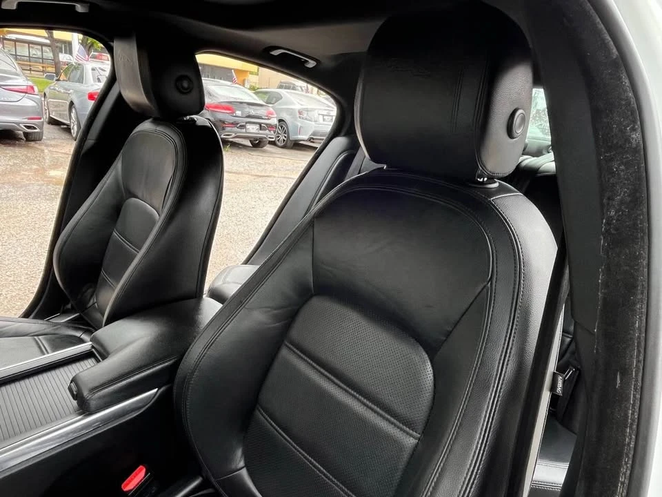 2020 Jaguar XE - Image 9 of 19