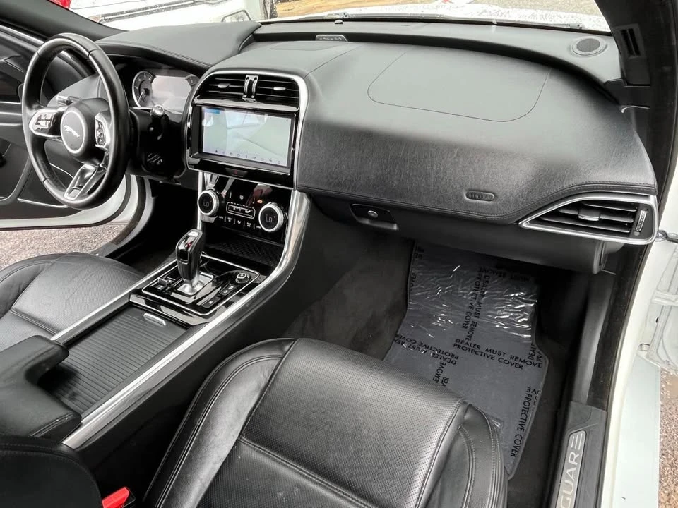 2020 Jaguar XE - Image 10 of 19