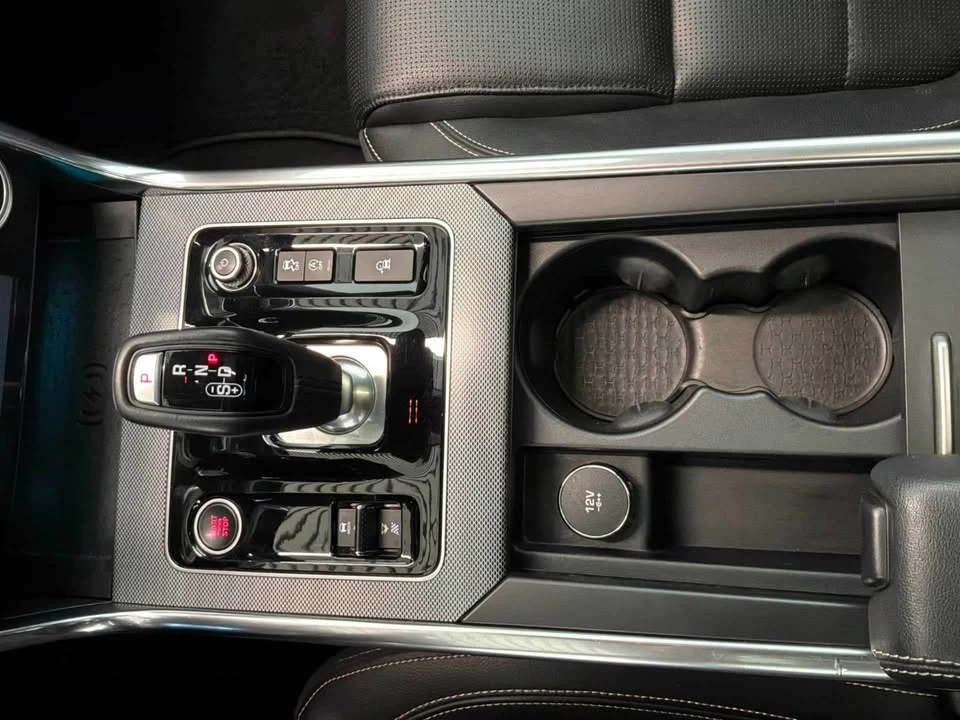 2020 Jaguar XE - Image 12 of 13