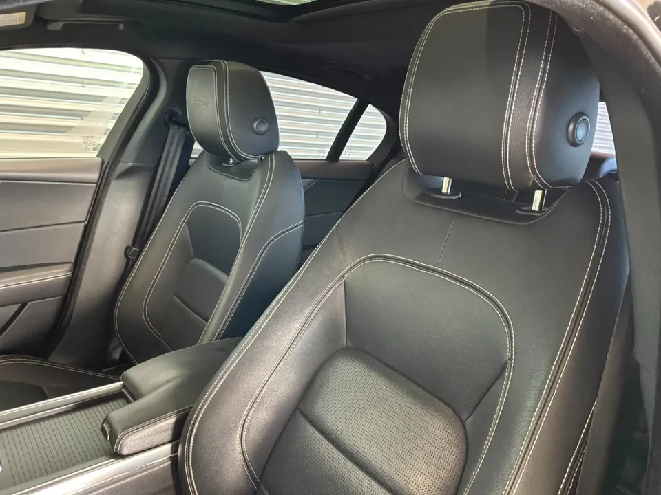 2020 Jaguar XE - Image 5 of 7