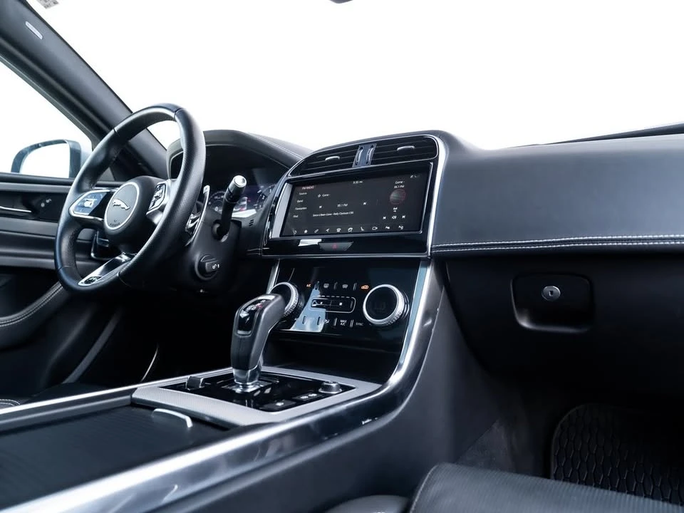 2020 Jaguar XE - Image 17 of 20