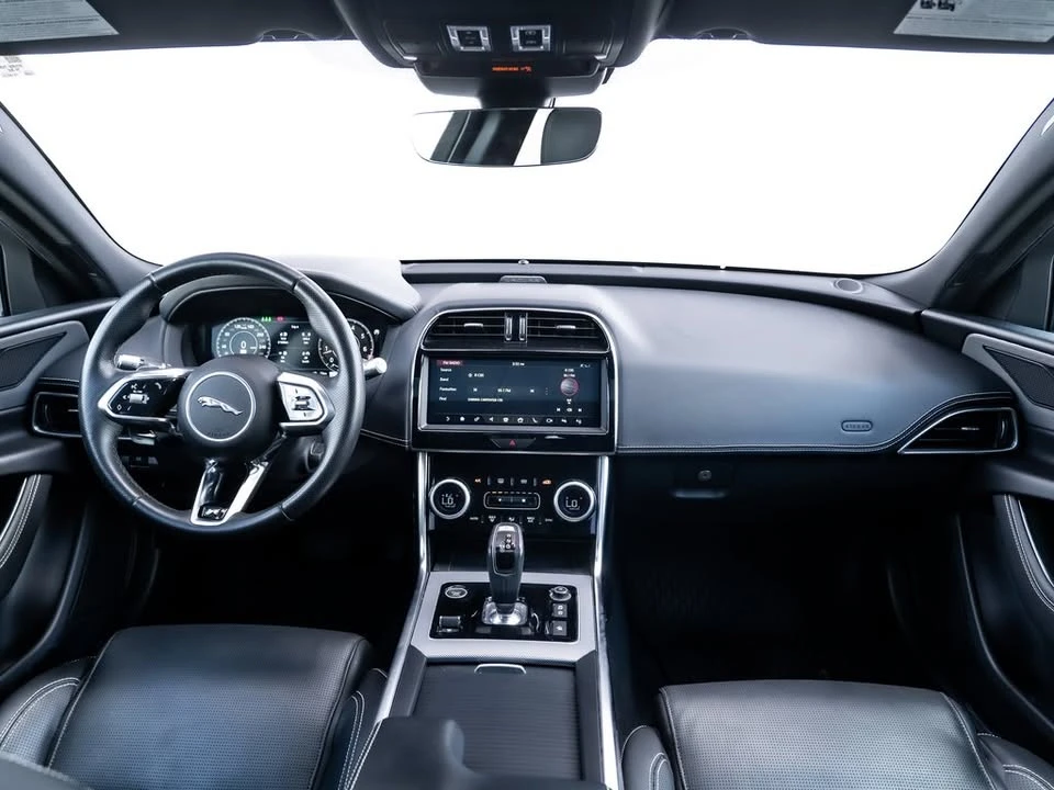 2020 Jaguar XE - Image 10 of 20