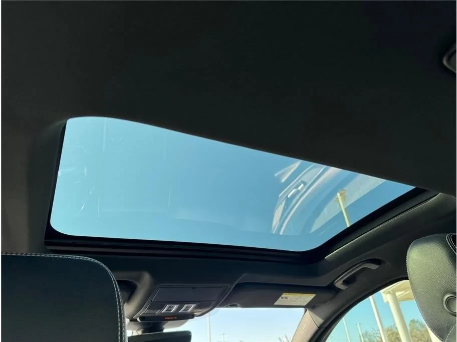 2020 Jaguar XE - Image 5 of 6