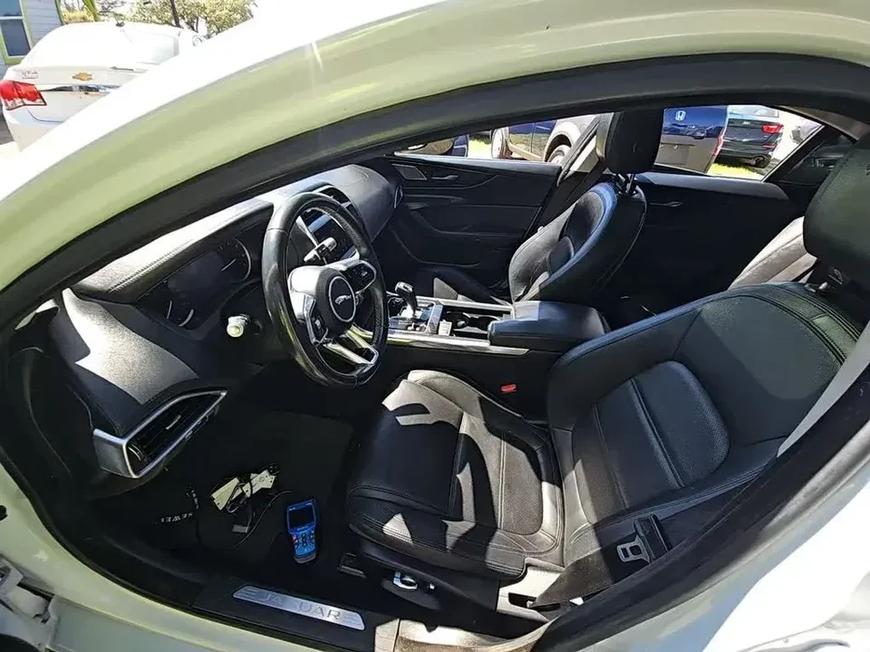 2020 Jaguar XE - Image 5 of 10