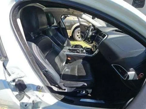 2020 Jaguar XE - Image 6 of 10