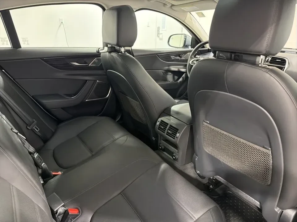 2020 Jaguar XE - Image 19 of 20