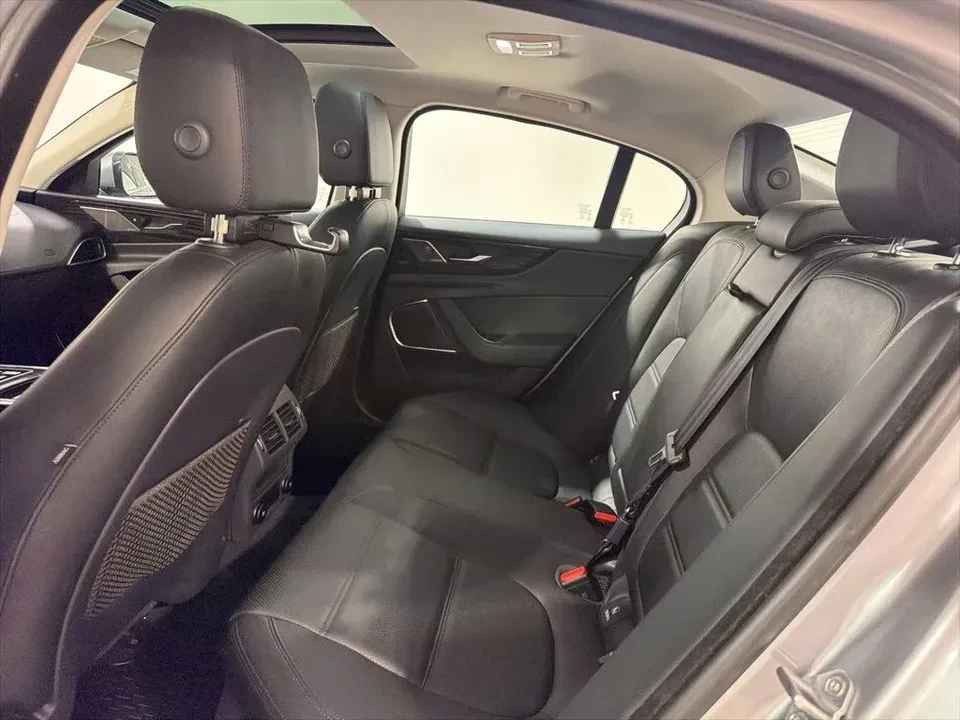 2020 Jaguar XE - Image 18 of 20