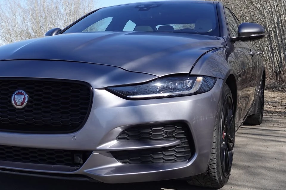 2020 Jaguar XE - Image 9 of 19