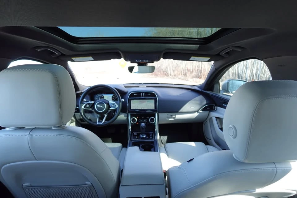 2020 Jaguar XE - Image 18 of 19