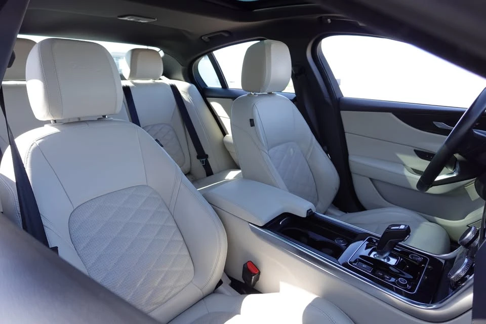 2020 Jaguar XE - Image 14 of 19
