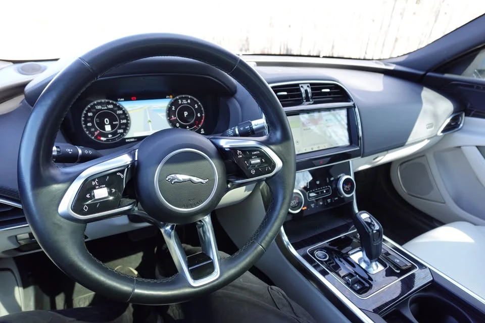 2020 Jaguar XE - Image 16 of 19