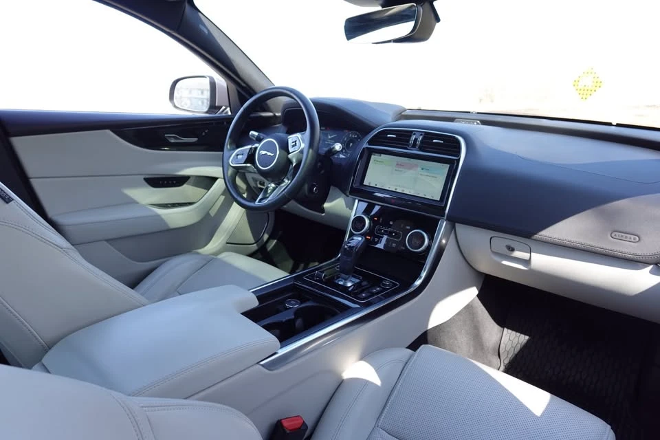 2020 Jaguar XE - Image 17 of 19