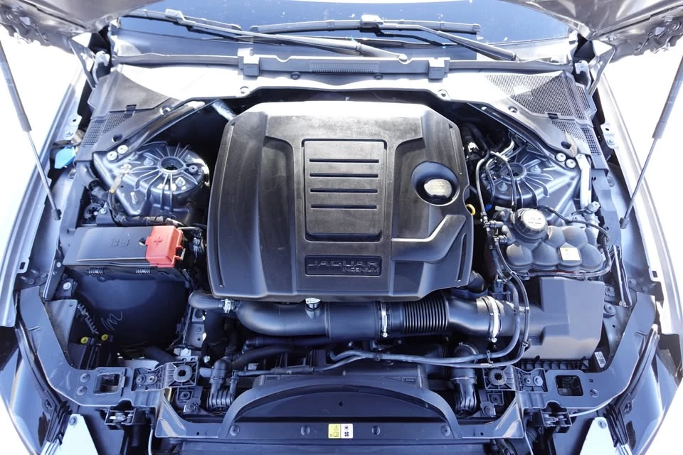2020 Jaguar XE - Image 10 of 19
