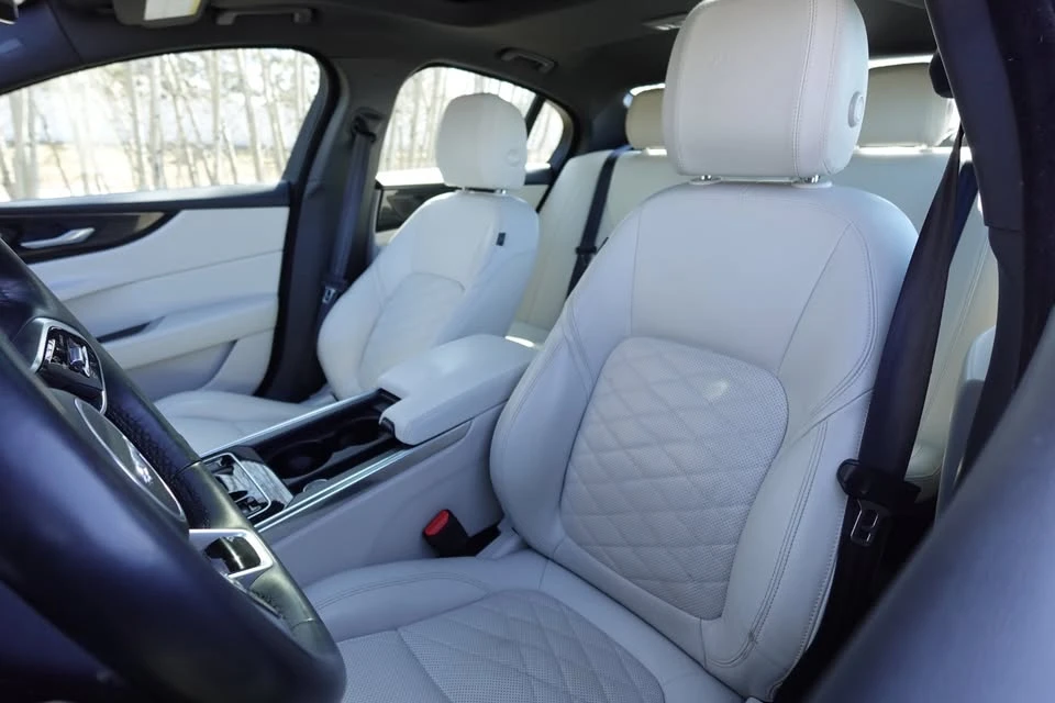 2020 Jaguar XE - Image 15 of 19