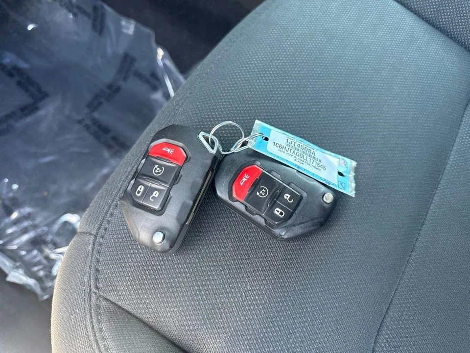 2020 Jeep JT Gladiator - Image 28 of 29