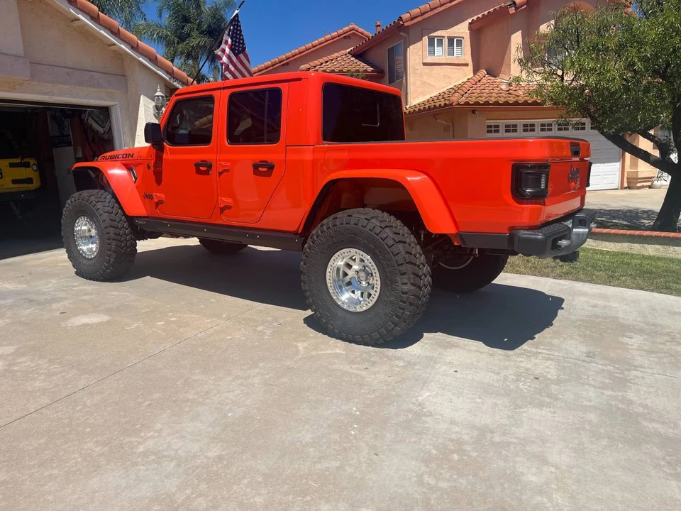 2020 Jeep JT Gladiator - Image 2 of 11