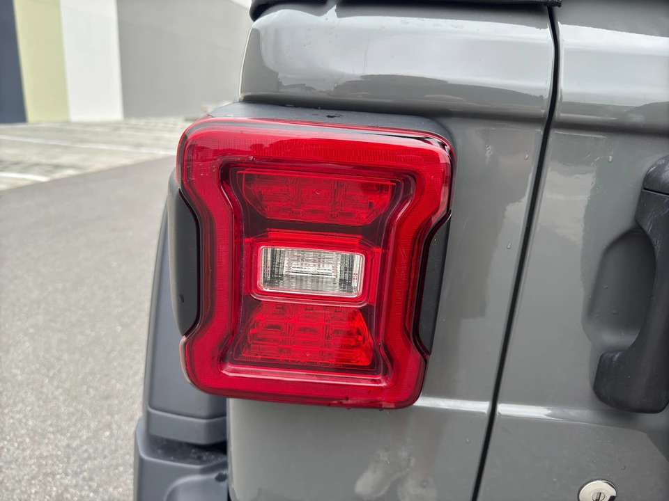 2020 Jeep JL Wrangler - Image 24 of 31