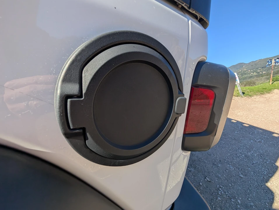 2020 Jeep JL Wrangler - Image 25 of 31