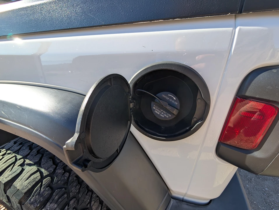 2020 Jeep JL Wrangler - Image 24 of 31