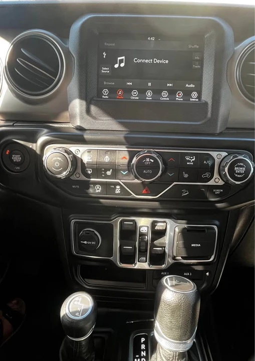 2020 Jeep JL Wrangler - Image 5 of 6