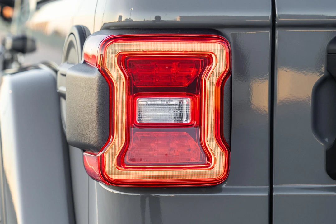 2020 Jeep JL Wrangler - Image 18 of 31