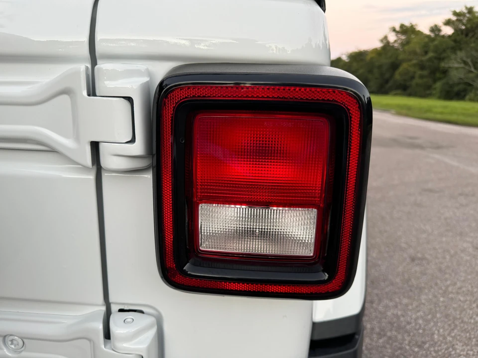 2020 Jeep JL Wrangler - Image 16 of 30