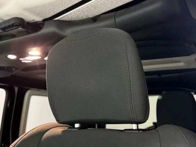 2020 Jeep JL Wrangler - Image 30 of 31