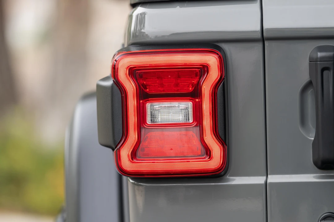 2020 Jeep JL Wrangler - Image 16 of 31