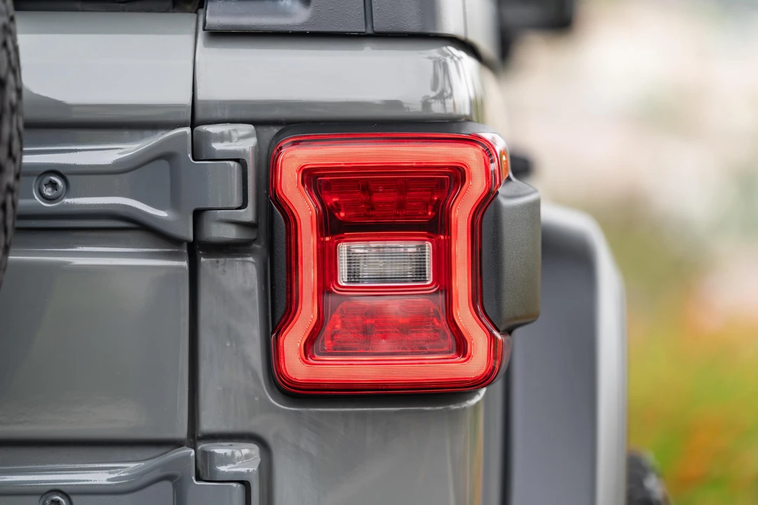 2020 Jeep JL Wrangler - Image 20 of 31