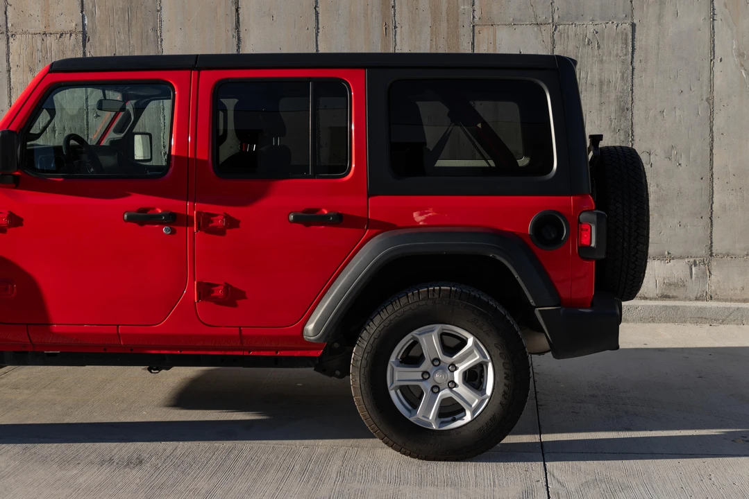 2020 Jeep JL Wrangler - Image 17 of 31