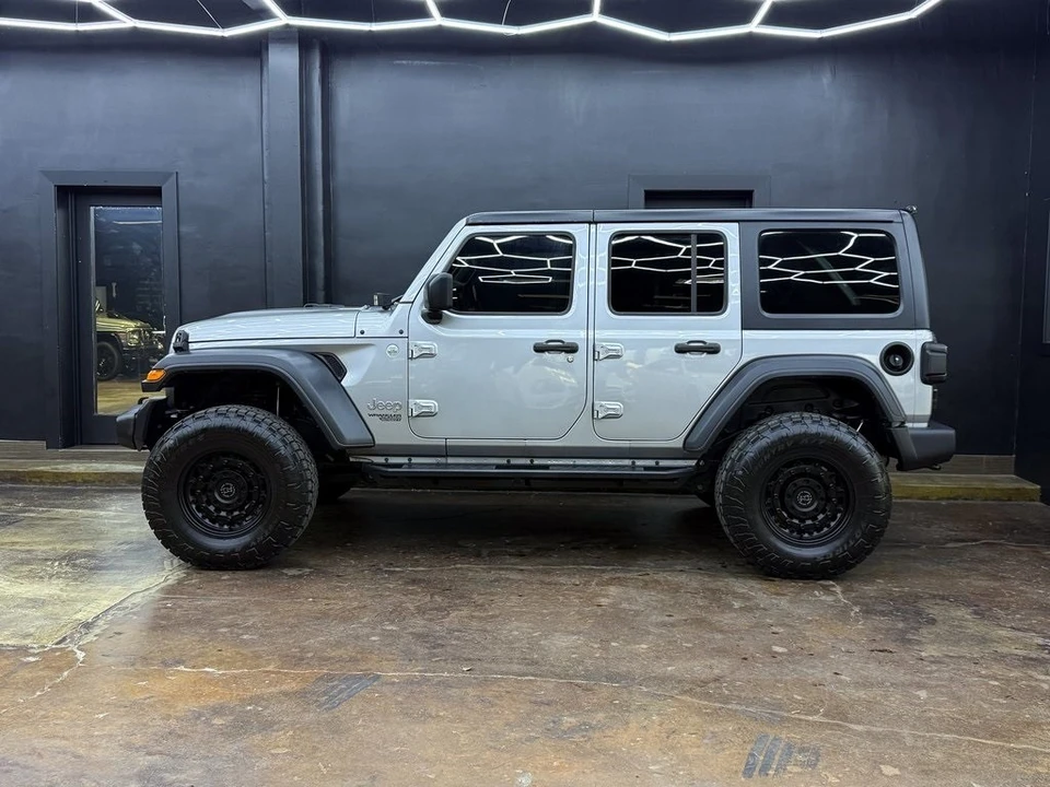 2020 Jeep JL Wrangler - Image 5 of 12
