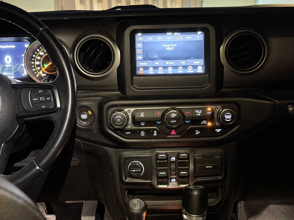 2020 Jeep JL Wrangler - Image 3 of 4