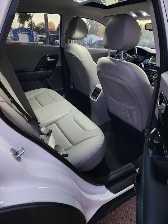 2020 Kia Niro - Image 8 of 17