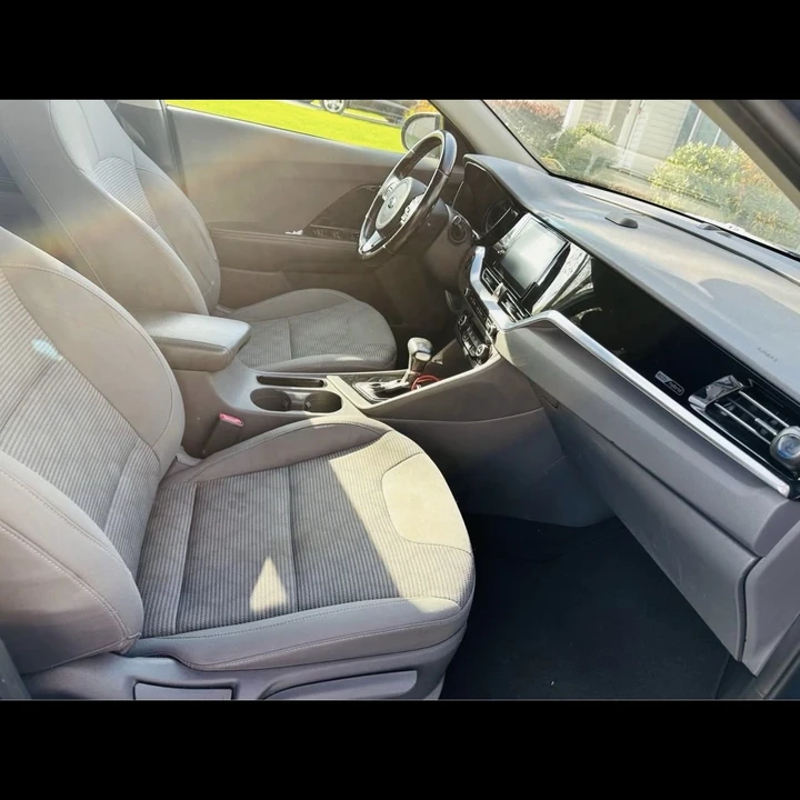 2020 Kia Niro - Image 5 of 10