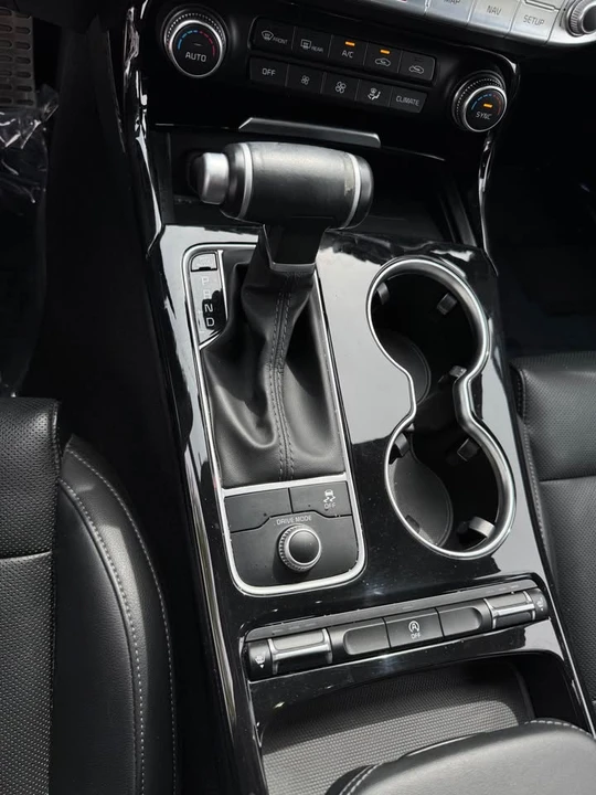 2020 Kia Stinger - Image 9 of 15